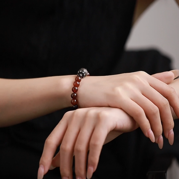OZ Himalaya Series RD1002 Elegant Mandarin Garnet & Spessartite Garnet Bracelet - Silver Sheen Obsidian Accent